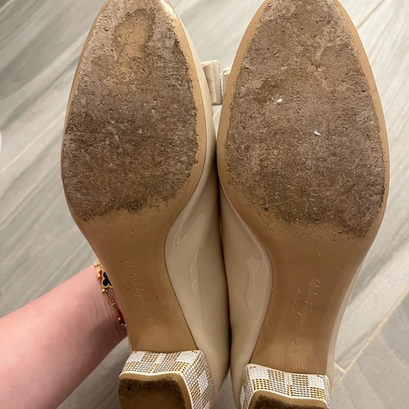 Salvatore Ferragamo Vera Pump - Picture 2 of 4